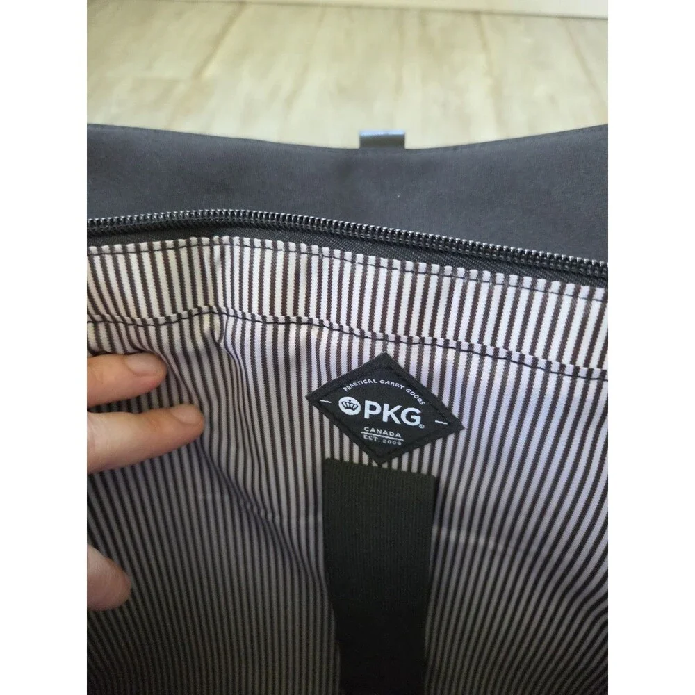 PKG Black Messenger Bag Laptop Tablet Crossbody Briefcase Travel Work Unisex EUC